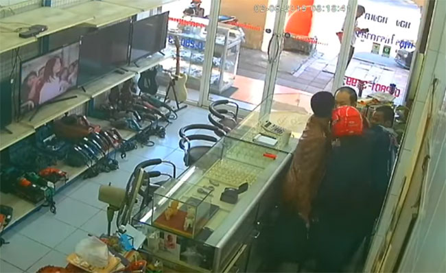 3 คนร้ายบุกปล้นร้านขายอัญมณี 3 คนร้ายบุกปล้นร้านขายอัญมณี