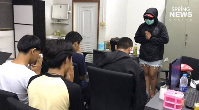 4 พนักงานเคอรี่ กราบขอโทษลูกค้า 4 พนักงานเคอรี่ กราบขอโทษลูกค้า