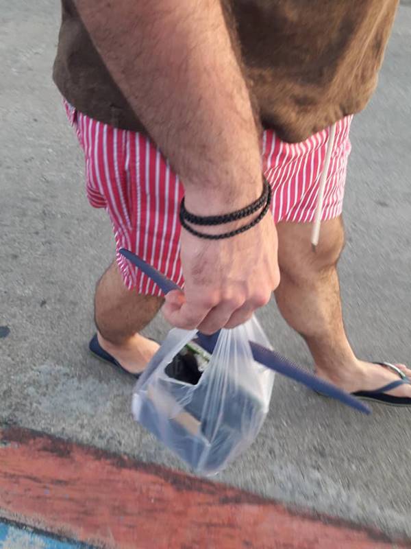 นักท่องเที่ยวมักง่าย หิ้วปลาดาวทะเลสีฟ้า นักท่องเที่ยวมักง่าย หิ้วปลาดาวทะเลสีฟ้า