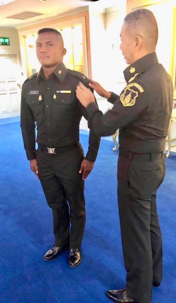 บัวขาว ประดับยศเป็น ร้อยตรี บัวขาว ประดับยศเป็น ร้อยตรี