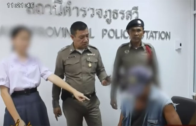 แอบเอามือถือถ่ายใต้กระโปรงนักเรียน แอบเอามือถือถ่ายใต้กระโปรงนักเรียน