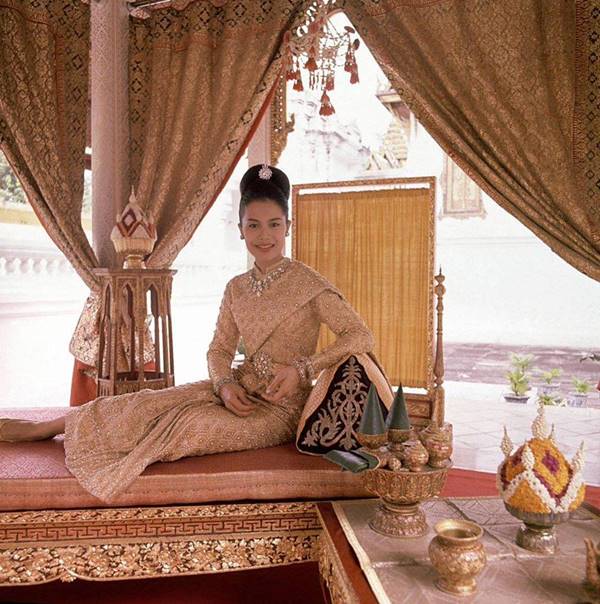 ชมภาพฉลองพระองค์พระราชินี สุดงดงามในนิทรรศการ งามสมบรมราชินีนาถ ชมภาพฉลองพระองค์พระราชินี สุดงดงามในนิทรรศการ งามสมบรมราชินีนาถชมภาพฉลองพระองค์พระราชินี สุดงดงามในนิทรรศการ งามสมบรมราชินีนาถ