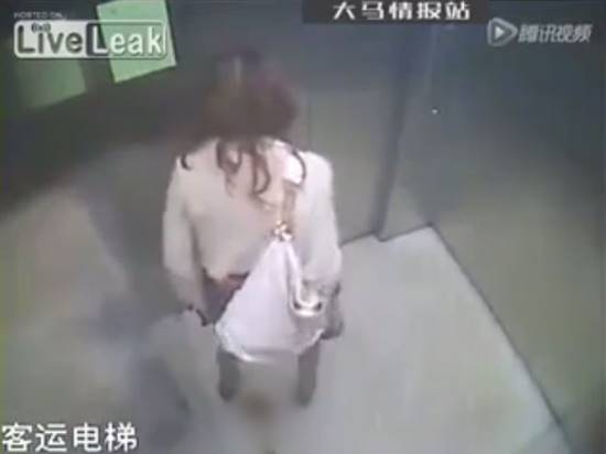 คลิปชวนอี๋ อาหมวยสุดจะกลั้นนั่งอึในลิฟต์อย่างไว ก่อนเดินออกไปสวย ๆ คลิปชวนอี๋ อาหมวยสุดจะกลั้นนั่งอึในลิฟต์อย่างไว ก่อนเดินออกไปสวย ๆ