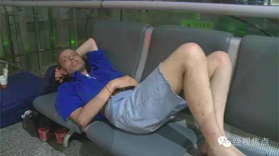 รักออนไลน์ทำเก้อ ชายดัตช์บินพบสาวจีน ปักหลักรอที่สนามบิน 10 วันยังไม่พบ รักออนไลน์ทำเก้อ ชายดัตช์บินพบสาวจีน ปักหลักรอที่สนามบิน 10 วันยังไม่พบ