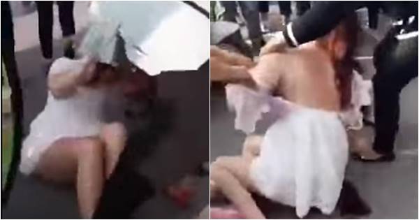 คลิปโหด เมียหลวงสุดแค้นพาแม่บุกตบเมียน้อย คว้ากรรไกรมาตัดผม-ถอดเสื้อ คลิปโหด เมียหลวงสุดแค้นพาแม่บุกตบเมียน้อย คว้ากรรไกรมาตัดผม-ถอดเสื้อ