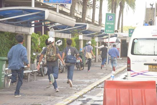 วิถีอาชีวะยกพวกตีกันป้ายรถเมล์ รังสิต คนหนีกระเจิง-สุดท้ายเลือดอาบ อาการร่อแร่ วิถีอาชีวะยกพวกตีกันป้ายรถเมล์ รังสิต คนหนีกระเจิง-สุดท้ายเลือดอาบ อาการร่อแร่