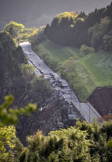 15 ภาพแผ่นดินไหวคุมาโมโตะ เขย่าแรงแผ่นดินแยก-ภูเขาไฟปะทุ 15 ภาพแผ่นดินไหวคุมาโมโตะ เขย่าแรงแผ่นดินแยก-ภูเขาไฟปะทุ