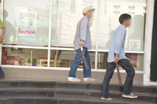 วิถีอาชีวะยกพวกตีกันป้ายรถเมล์ รังสิต คนหนีกระเจิง-สุดท้ายเลือดอาบ อาการร่อแร่ วิถีอาชีวะยกพวกตีกันป้ายรถเมล์ รังสิต คนหนีกระเจิง-สุดท้ายเลือดอาบ อาการร่อแร่