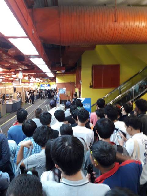 ระทึก เกิดเหตุชายคลั่งจี้ตัวประกัน ในงานสัปดาห์หนังสือ ศูนย์ประชุมสิริกิต์ ระทึก เกิดเหตุชายคลั่งจี้ตัวประกัน ในงานสัปดาห์หนังสือ ศูนย์ประชุมสิริกิต์