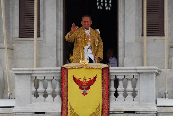 เบื้องหลังภาพ ฉลองสิริราชสมบัติ 60 ปี ในหลวง ร.9 ที่ไม่เคยมีใครได้เห็น เบื้องหลังภาพ ฉลองสิริราชสมบัติ 60 ปี ในหลวง ร.9 ที่ไม่เคยมีใครได้เห็น