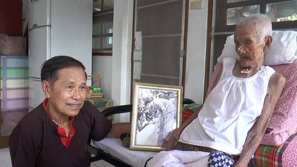 ภาพแห่งความทรงจำ ย่าทวดอายุ 103 ปี ถวายเนคไท ในหลวง ร.9 เมื่อ 60 ปีก่อน ภาพแห่งความทรงจำ ย่าทวดอายุ 103 ปี ถวายเนคไท ในหลวง ร.9 เมื่อ 60 ปีก่อน