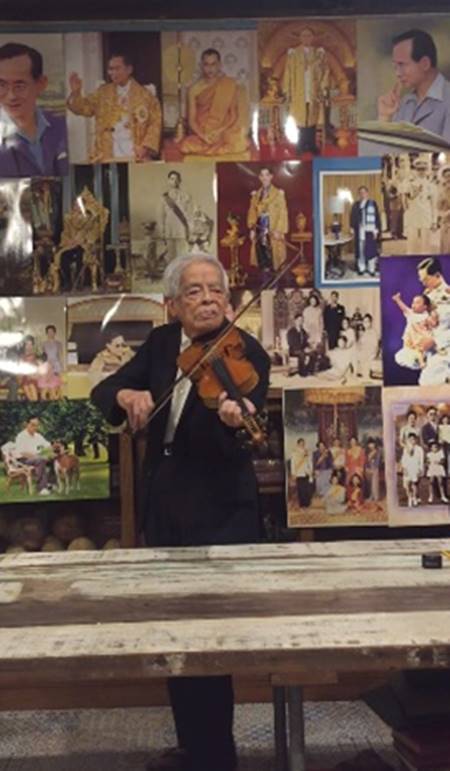 ศ.ระพี สาคริก ร่ำไห้ปริ่มขาดใจ หยิบไวโอลินบรรเลงเพลงถวายความอาลัยในหลวง ศ.ระพี สาคริก ร่ำไห้ปริ่มขาดใจ หยิบไวโอลินบรรเลงเพลงถวายความอาลัยในหลวง