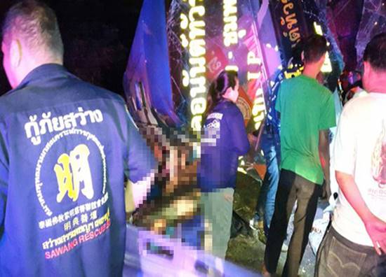 รถทัวร์นำเที่ยวเสียหลักพลิกคว่ำเพชรบุรี ตาย 6 เจ็บกว่า 20 ราย รถทัวร์นำเที่ยวเสียหลักพลิกคว่ำเพชรบุรี ตาย 6 เจ็บกว่า 20 ราย