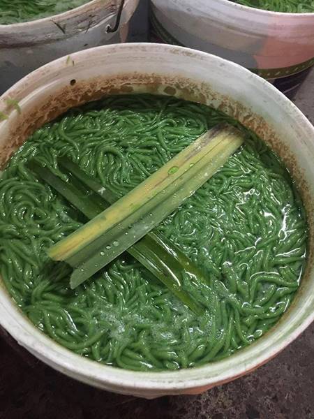 เผยภาพสุดอี๋ !! ลอดช่องบรรจุถัง แถมมีคราบดำ แบบนี้ใครจะกินลง เผยภาพสุดอี๋ !! ลอดช่องบรรจุถัง แถมมีคราบดำ แบบนี้ใครจะกินลง