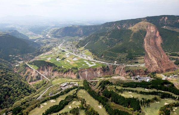 15 ภาพแผ่นดินไหวคุมาโมโตะ เขย่าแรงแผ่นดินแยก-ภูเขาไฟปะทุ 15 ภาพแผ่นดินไหวคุมาโมโตะ เขย่าแรงแผ่นดินแยก-ภูเขาไฟปะทุ