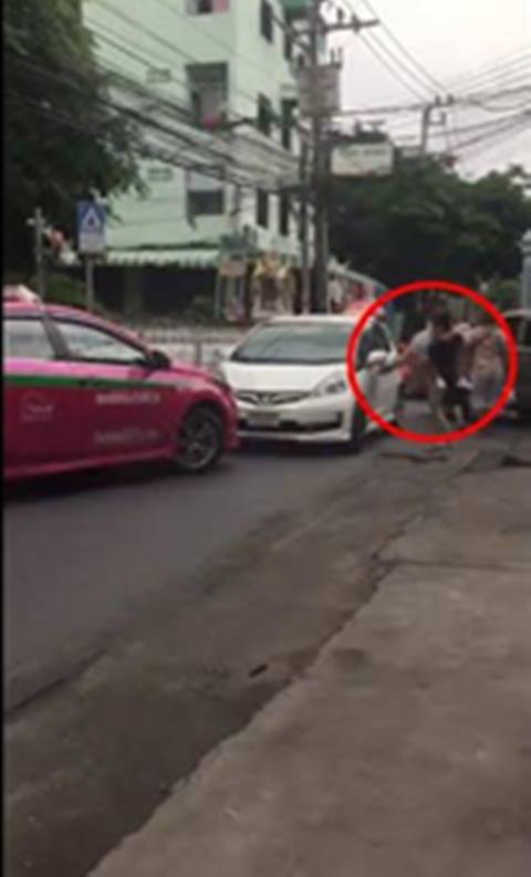 โผล่อีก ! แท็กซี่เลือดร้อนกระโจนถีบกระโปรงรถฝรั่ง ฉุนไม่ให้ปาดเข้าซอย (คลิป) โผล่อีก ! แท็กซี่เลือดร้อนกระโจนถีบกระโปรงรถฝรั่ง ฉุนไม่ให้ปาดเข้าซอย (คลิป)