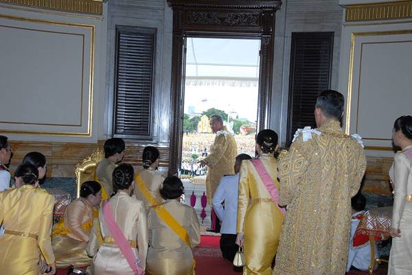 เบื้องหลังภาพ ฉลองสิริราชสมบัติ 60 ปี ในหลวง ร.9 ที่ไม่เคยมีใครได้เห็น เบื้องหลังภาพ ฉลองสิริราชสมบัติ 60 ปี ในหลวง ร.9 ที่ไม่เคยมีใครได้เห็น