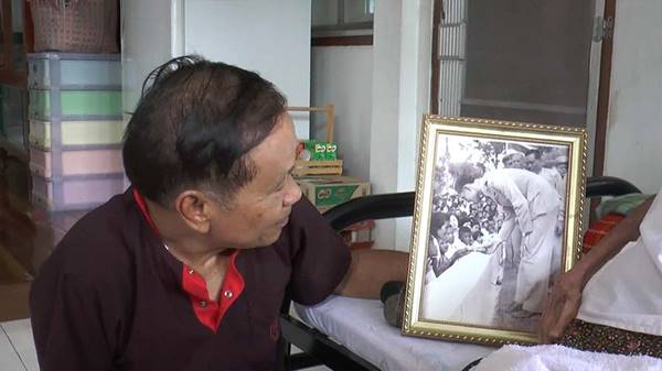 ภาพแห่งความทรงจำ ย่าทวดอายุ 103 ปี ถวายเนคไท ในหลวง ร.9 เมื่อ 60 ปีก่อน ภาพแห่งความทรงจำ ย่าทวดอายุ 103 ปี ถวายเนคไท ในหลวง ร.9 เมื่อ 60 ปีก่อน