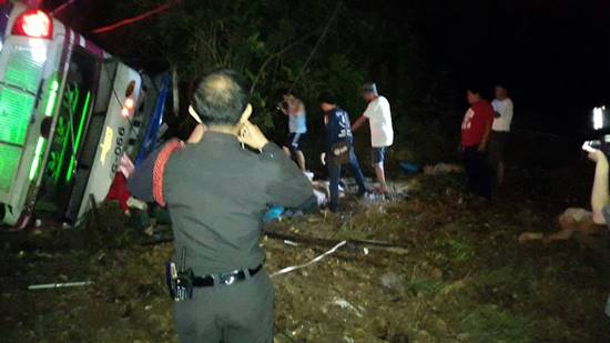 รถทัวร์นำเที่ยวเสียหลักพลิกคว่ำเพชรบุรี ตาย 6 เจ็บกว่า 20 ราย รถทัวร์นำเที่ยวเสียหลักพลิกคว่ำเพชรบุรี ตาย 6 เจ็บกว่า 20 ราย