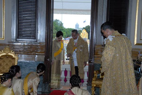 เบื้องหลังภาพ ฉลองสิริราชสมบัติ 60 ปี ในหลวง ร.9 ที่ไม่เคยมีใครได้เห็น เบื้องหลังภาพ ฉลองสิริราชสมบัติ 60 ปี ในหลวง ร.9 ที่ไม่เคยมีใครได้เห็น