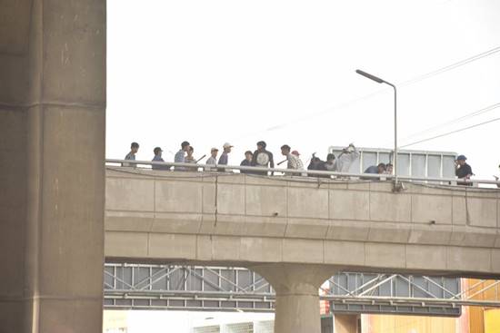 วิถีอาชีวะยกพวกตีกันป้ายรถเมล์ รังสิต คนหนีกระเจิง-สุดท้ายเลือดอาบ อาการร่อแร่ วิถีอาชีวะยกพวกตีกันป้ายรถเมล์ รังสิต คนหนีกระเจิง-สุดท้ายเลือดอาบ อาการร่อแร่