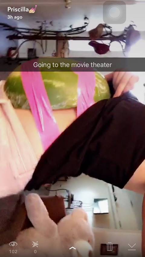 แผนสูงอะไรอย่างนี้ สาวแอ๊บเป็นคนท้อง ซ่อนแตงโมไปกินในโรงหนัง ! แผนสูงอะไรอย่างนี้ สาวแอ๊บเป็นคนท้อง ซ่อนแตงโมไปกินในโรงหนัง !