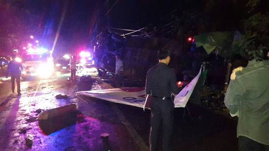 รถทัวร์นำเที่ยวเสียหลักพลิกคว่ำเพชรบุรี ตาย 6 เจ็บกว่า 20 ราย รถทัวร์นำเที่ยวเสียหลักพลิกคว่ำเพชรบุรี ตาย 6 เจ็บกว่า 20 ราย