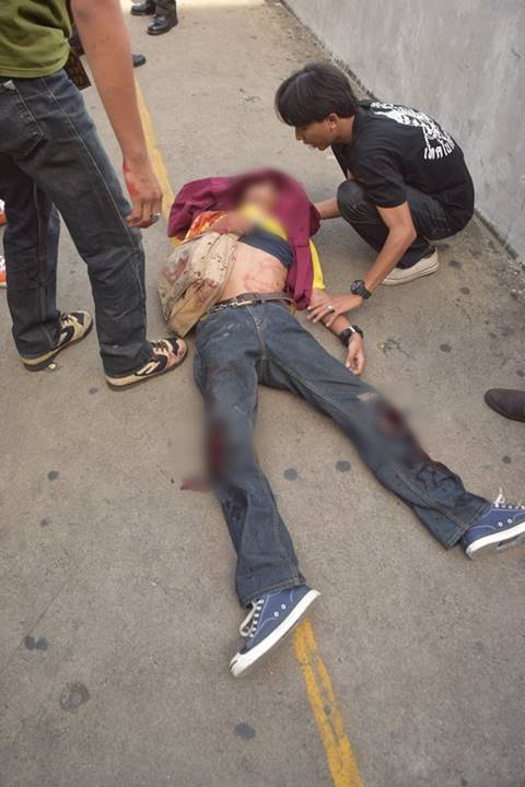 วิถีอาชีวะยกพวกตีกันป้ายรถเมล์ รังสิต คนหนีกระเจิง-สุดท้ายเลือดอาบ อาการร่อแร่ วิถีอาชีวะยกพวกตีกันป้ายรถเมล์ รังสิต คนหนีกระเจิง-สุดท้ายเลือดอาบ อาการร่อแร่