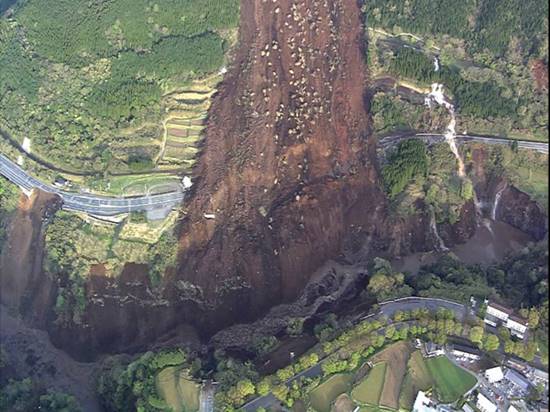 15 ภาพแผ่นดินไหวคุมาโมโตะ เขย่าแรงแผ่นดินแยก-ภูเขาไฟปะทุ 15 ภาพแผ่นดินไหวคุมาโมโตะ เขย่าแรงแผ่นดินแยก-ภูเขาไฟปะทุ