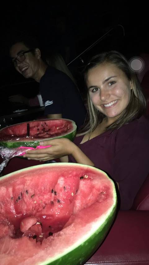 แผนสูงอะไรอย่างนี้ สาวแอ๊บเป็นคนท้อง ซ่อนแตงโมไปกินในโรงหนัง ! แผนสูงอะไรอย่างนี้ สาวแอ๊บเป็นคนท้อง ซ่อนแตงโมไปกินในโรงหนัง !