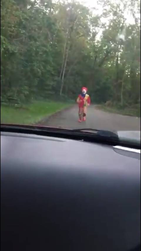 สหรัฐฯ ผวาหนัก คนแห่แต่งชุดตัวตลกหลอกคน แยกไม่ออกแกล้งเล่นหรือมิจฉาชีพ สหรัฐฯ ผวาหนัก คนแห่แต่งชุดตัวตลกหลอกคน แยกไม่ออกแกล้งเล่นหรือมิจฉาชีพ