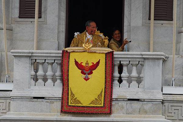 เบื้องหลังภาพ ฉลองสิริราชสมบัติ 60 ปี ในหลวง ร.9 ที่ไม่เคยมีใครได้เห็น เบื้องหลังภาพ ฉลองสิริราชสมบัติ 60 ปี ในหลวง ร.9 ที่ไม่เคยมีใครได้เห็น