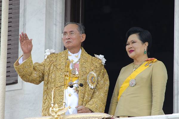 เบื้องหลังภาพ ฉลองสิริราชสมบัติ 60 ปี ในหลวง ร.9 ที่ไม่เคยมีใครได้เห็น เบื้องหลังภาพ ฉลองสิริราชสมบัติ 60 ปี ในหลวง ร.9 ที่ไม่เคยมีใครได้เห็น