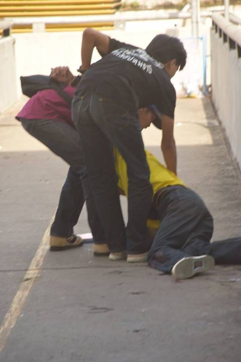 วิถีอาชีวะยกพวกตีกันป้ายรถเมล์ รังสิต คนหนีกระเจิง-สุดท้ายเลือดอาบ อาการร่อแร่ วิถีอาชีวะยกพวกตีกันป้ายรถเมล์ รังสิต คนหนีกระเจิง-สุดท้ายเลือดอาบ อาการร่อแร่