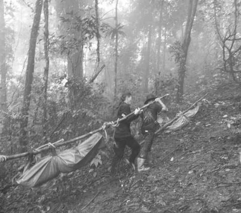 ทีมลำเลียงศพลั่น แม้จะลำบาก ก็ต้องพาทหารกล้าทั้ง 3 นายกลับบ้านให้ได้ ทีมลำเลียงศพลั่น แม้จะลำบาก ก็ต้องพาทหารกล้าทั้ง 3 นายกลับบ้านให้ได้