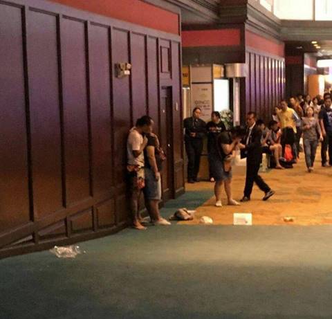 ระทึก เกิดเหตุชายคลั่งจี้ตัวประกัน ในงานสัปดาห์หนังสือ ศูนย์ประชุมสิริกิติ์ ระทึก เกิดเหตุชายคลั่งจี้ตัวประกัน ในงานสัปดาห์หนังสือ ศูนย์ประชุมสิริกิติ์