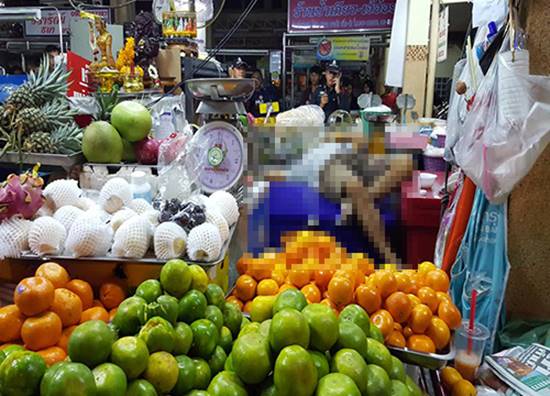 แม่ค้าเมืองเพชรทะเลาะร่มบังหน้าร้าน ยิงร้านข้าง ๆ แม่ลูกดับ 2 ศพ แม่ค้าเมืองเพชรทะเลาะร่มบังหน้าร้าน ยิงร้านข้าง ๆ แม่ลูกดับ 2 ศพ