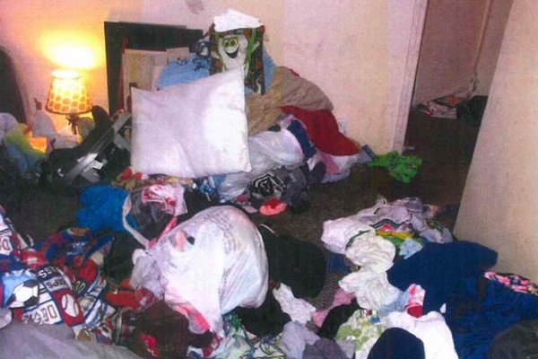 เด็กน้อยถูกพบเป็นศพในบ้านสุดรก เด็กน้อยถูกพบเป็นศพในบ้านสุดรก