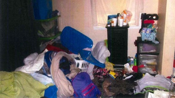 เด็กน้อยถูกพบเป็นศพในบ้านสุดรก เด็กน้อยถูกพบเป็นศพในบ้านสุดรก