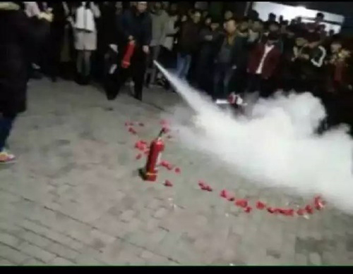 หนุ่มจุดเทียนขอแฟนสาวแต่งงาน หนุ่มจุดเทียนขอแฟนสาวแต่งงาน