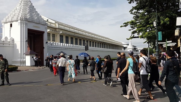 นักท่องเที่ยวต่างชาติ แห่เข้าชมพระบรมมหาราชวัง-วัดพระแก้ว นักท่องเที่ยวต่างชาติ แห่เข้าชมพระบรมมหาราชวัง-วัดพระแก้ว