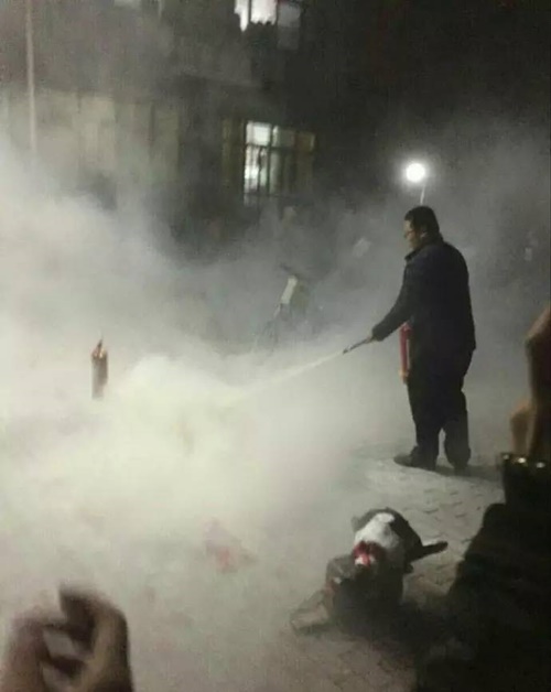 หนุ่มจุดเทียนขอแฟนสาวแต่งงาน หนุ่มจุดเทียนขอแฟนสาวแต่งงาน