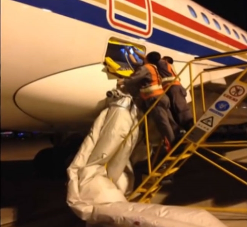 ชายจีนสุดเกรียนเปิดประตูทางออกฉุกเฉินเพื่อลงจากเครื่องบิน ชายจีนสุดเกรียนเปิดประตูทางออกฉุกเฉินเพื่อลงจากเครื่องบิน