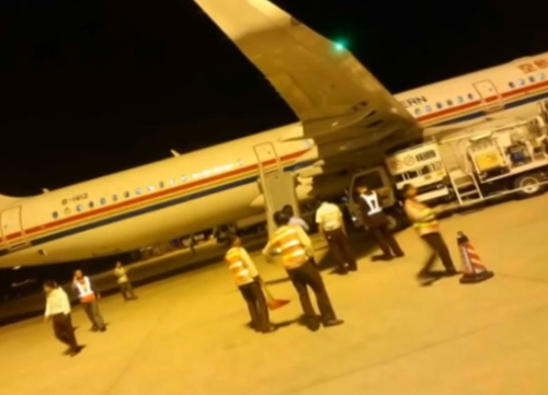 ชายจีนสุดเกรียนเปิดประตูทางออกฉุกเฉินเพื่อลงจากเครื่องบิน ชายจีนสุดเกรียนเปิดประตูทางออกฉุกเฉินเพื่อลงจากเครื่องบิน