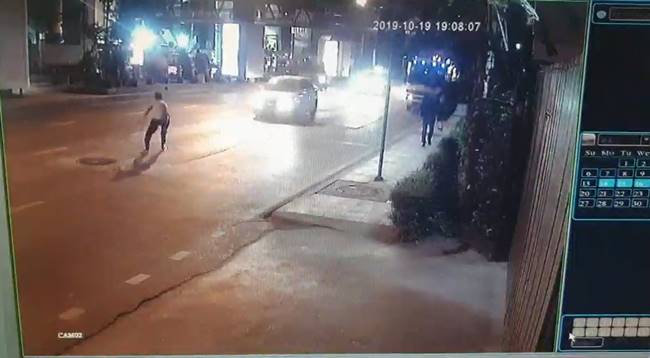 กระโดดให้รถชน กระโดดให้รถชน