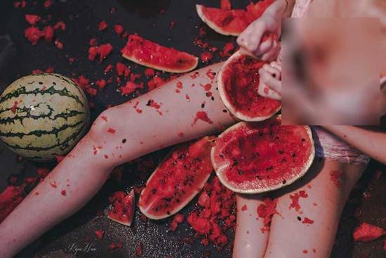 2 นางแบบโพสท่าสยิว 2 นางแบบโพสท่าสยิว