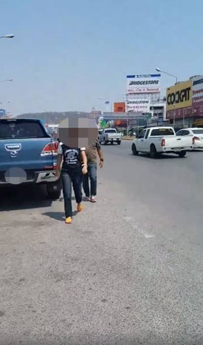 ครอบครัวกระบะรุมเอาเรื่องมอเตอร์ไซค์ ครอบครัวกระบะรุมเอาเรื่องมอเตอร์ไซค์