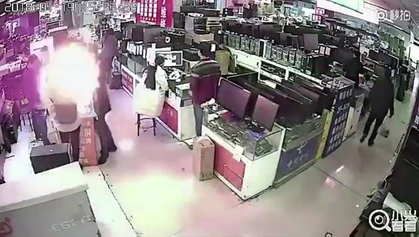 หนุ่มกัดแบต iPhone พิสูจน์ของแท้หรือไม่ หนุ่มกัดแบต iPhone พิสูจน์ของแท้หรือไม่