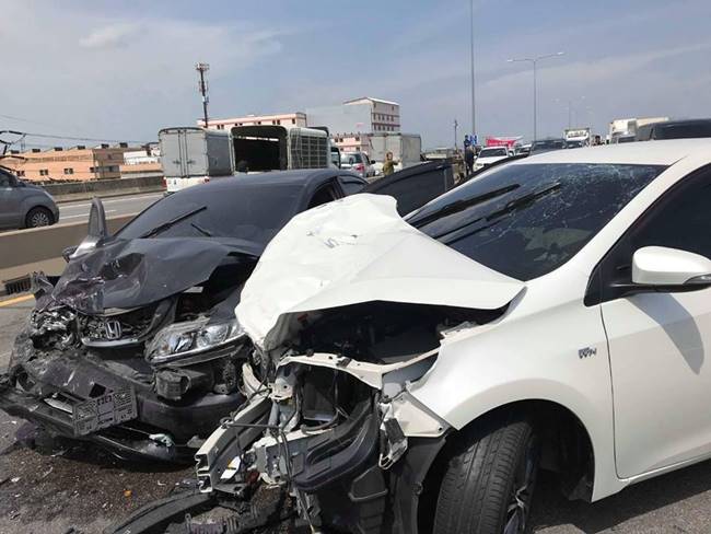 รถชนกันบนทางพิเศษบูรพาวิถี รถชนกันบนทางพิเศษบูรพาวิถี