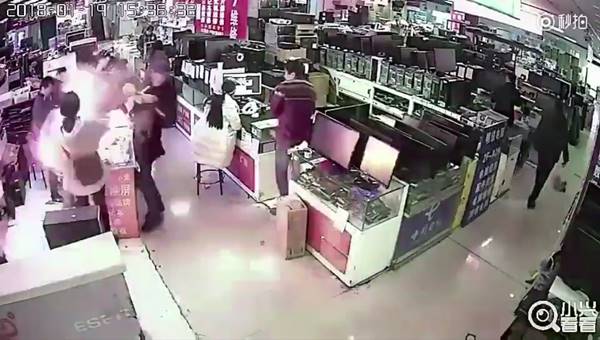 หนุ่มกัดแบต iPhone พิสูจน์ของแท้หรือไม่ หนุ่มกัดแบต iPhone พิสูจน์ของแท้หรือไม่